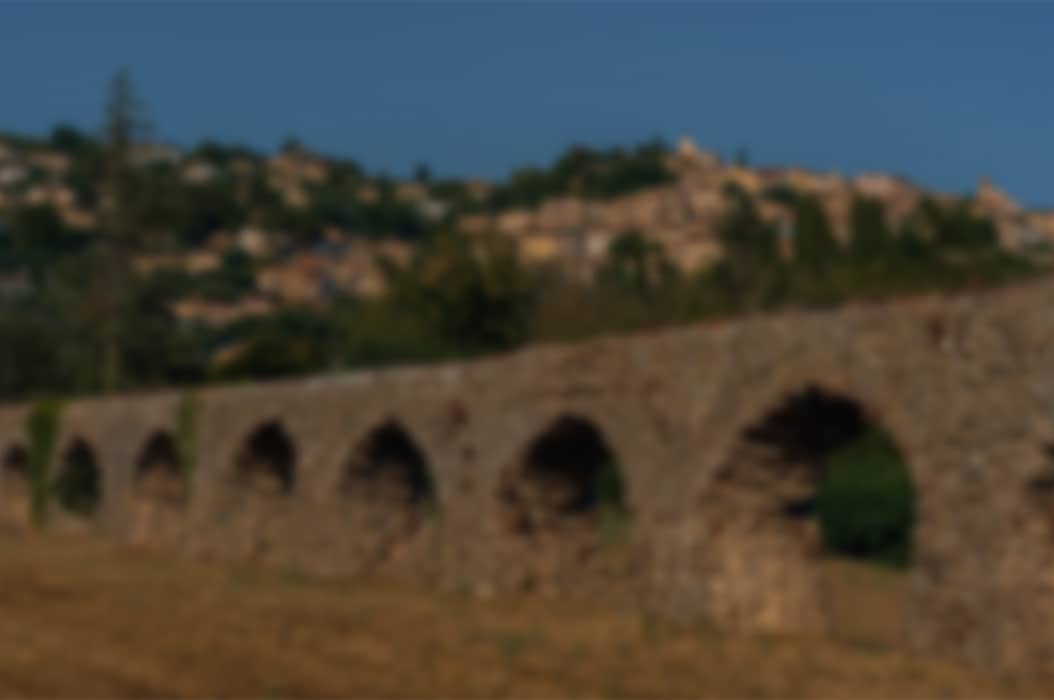 Marco Orfeo en premier plan et Fayence en arrière plan